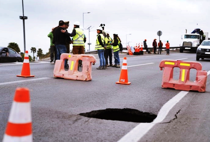 Socavón en carretera tiene preocupados a autoridades en Coquimbo