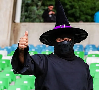 Vestido de brujo: Solitario hincha de Brujas de Salamanca viajó a Puerto Montt para alentar a su equipo